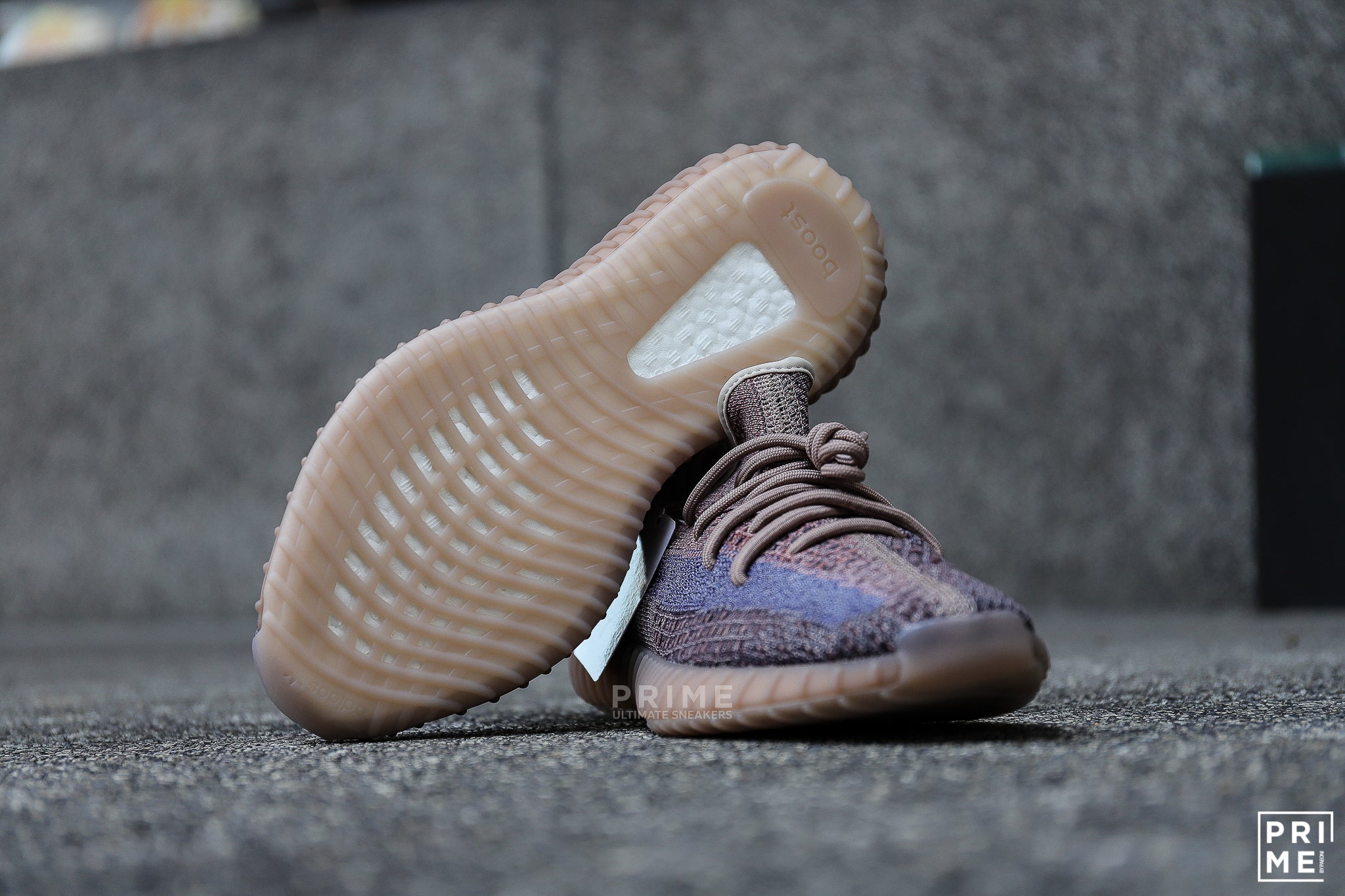 Yeezy 350 V2. FADE (H02795)