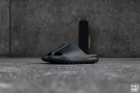 Yeezy Slide ONYX  (HQ6448)